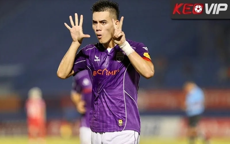 Nguyễn Tiến Linh ăn mừng bàn thắng tại V.League