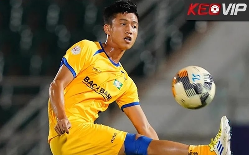 Phan Văn Đức thi đấu trong màu áo Sông Lam Nghệ An