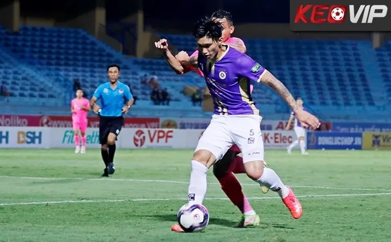 Đoàn Văn Hậu thi đấu trong màu áo Hà Nội FC tại V.League