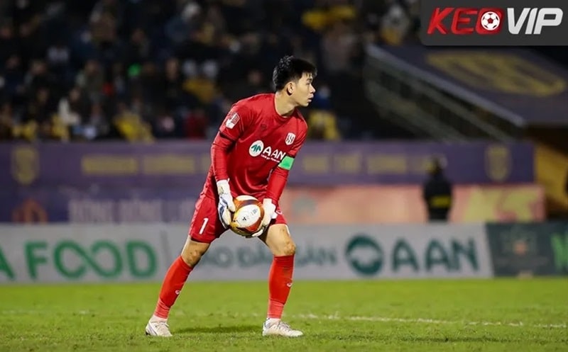 Nguyễn Văn Việt ra sân trong màu áo đội tuyển quốc gia Việt Nam